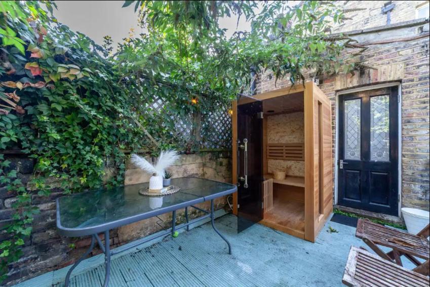 Homestay Live In Garden Hut Cinema With Hot Tub London